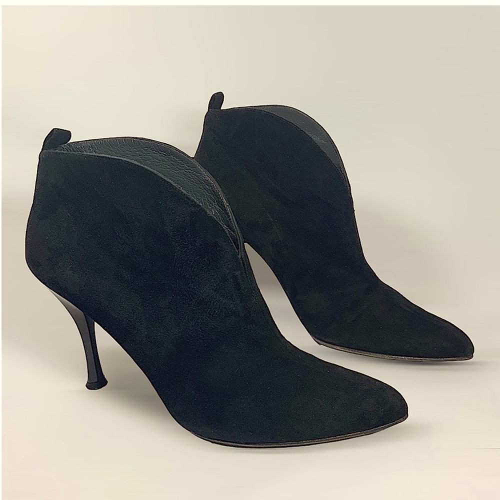 Stuart Weitzman Notch ankle boots (fits 8.5)
